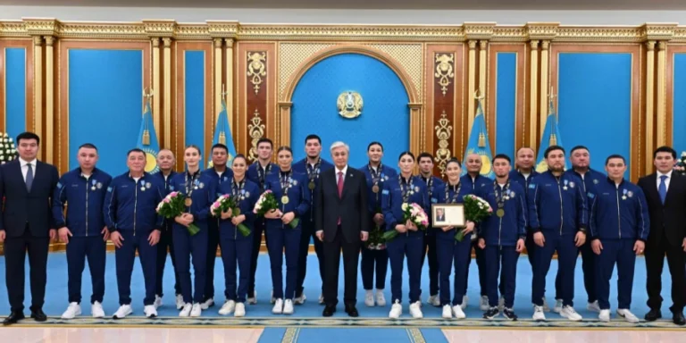 Қазақстан бокс федерациясы әлем чемпионатында топ жарған боксшылар мен бапкерлерге ақшалай сыйақы берді