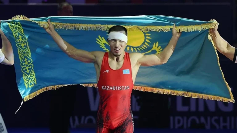 Токаев поздравил Айдоса Султангали с историческим золотом чемпионата мира