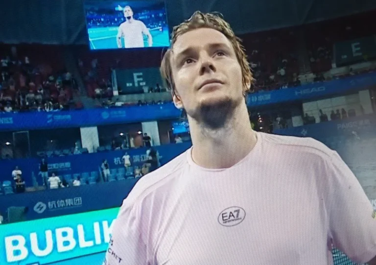 Александр Бублик одержал волевую победу и вышел в четвертьфинал ATP-250 в Китае