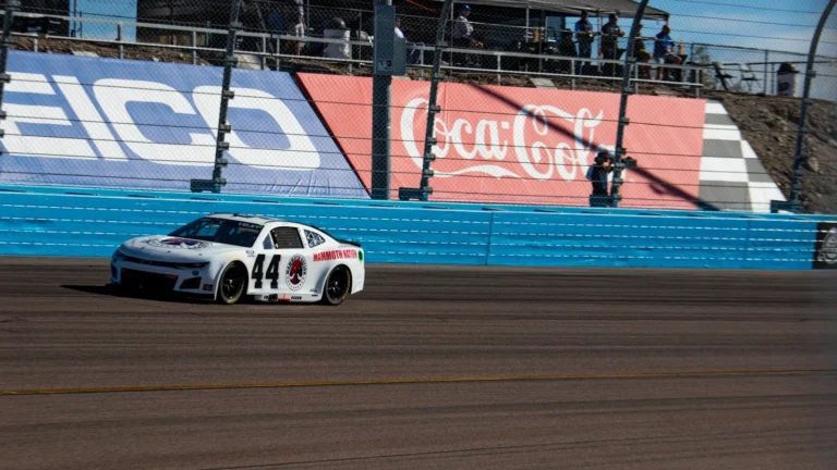 Ветеран NASCAR Йели вернется в гонки пикапов после пятилетнего перерыва