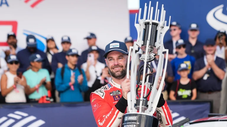 Логано Шарлоттағы драмалық жарыстан кейін NASCAR плей-оффын қорғады