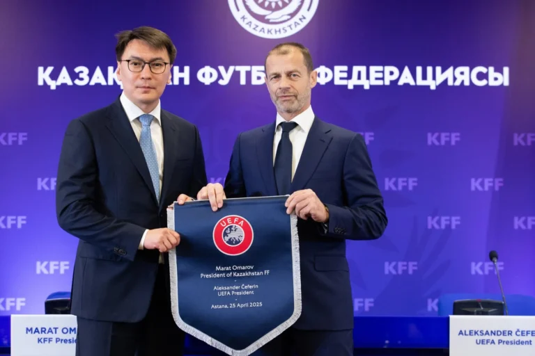 Журналист ҚФФ басшысының марапаттау рәсіміндегі мінез-құлқын сынға алды