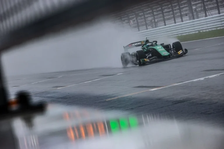 Саша Фенестра Фудзидегі Super Formula жаңбырлы жарысында жеңіске жетті