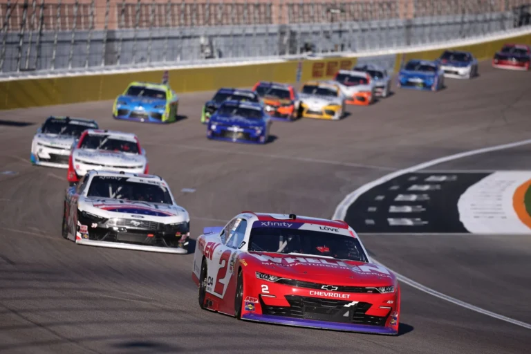 Конфликт между гонщиками NASCAR после напряженной борьбы в Лас-Вегасе