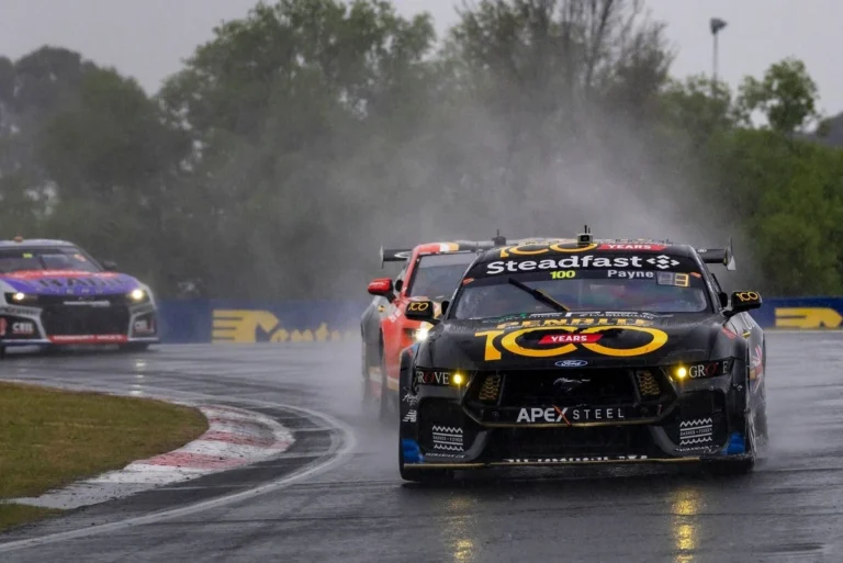 Bathurst 1000 жарысының драмалық аяқталуы: Grove Racing күрделі ауа райы жағдайында жеңіске жетті