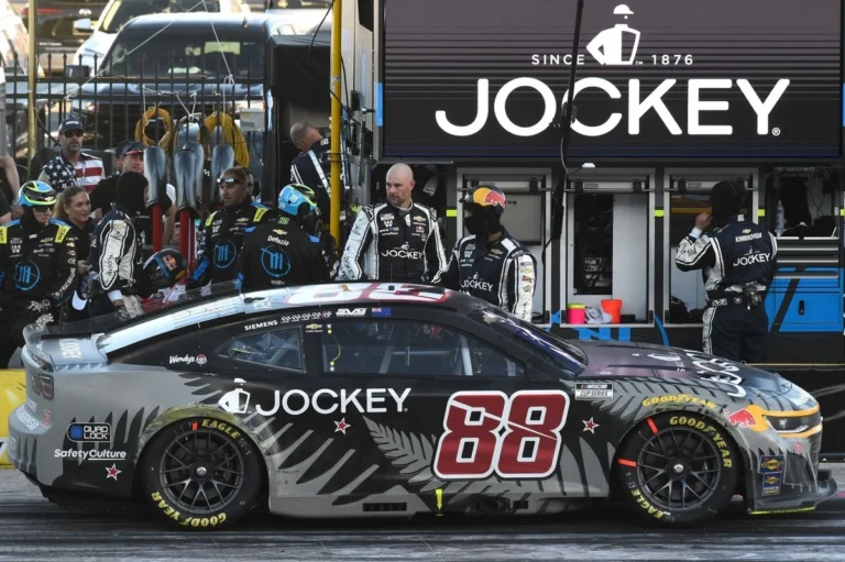 Ван Гисберген попал в массовую аварию на этапе NASCAR в Лас-Вегасе
