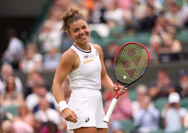 Паолини обошла Рыбакину в чемпионской гонке WTA