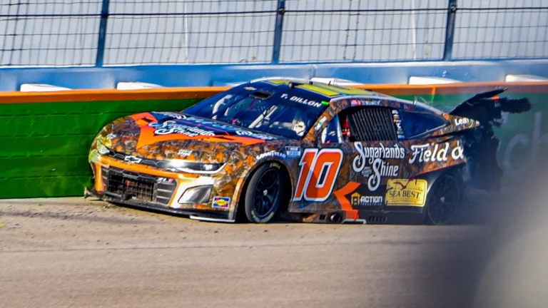 Команда NASCAR уволила споттера после аварии в Лас-Вегасе
