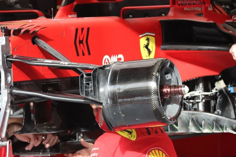Ferrari признала ошибку в расчетах, стоившую Хэмилтону позиции в Сингапуре