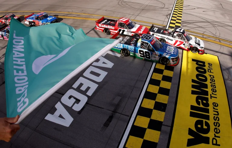 Сегіз жүргізуші NASCAR Truck Series финалындағы төрт орын үшін таласады