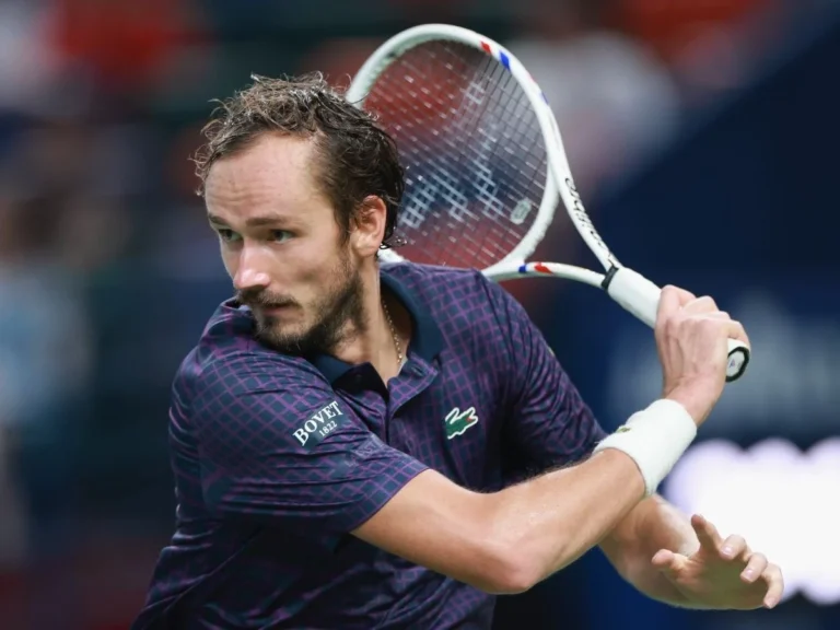 Медведев вышел в финал турнира ATP 250 в Алматы после победы над Дакуортом