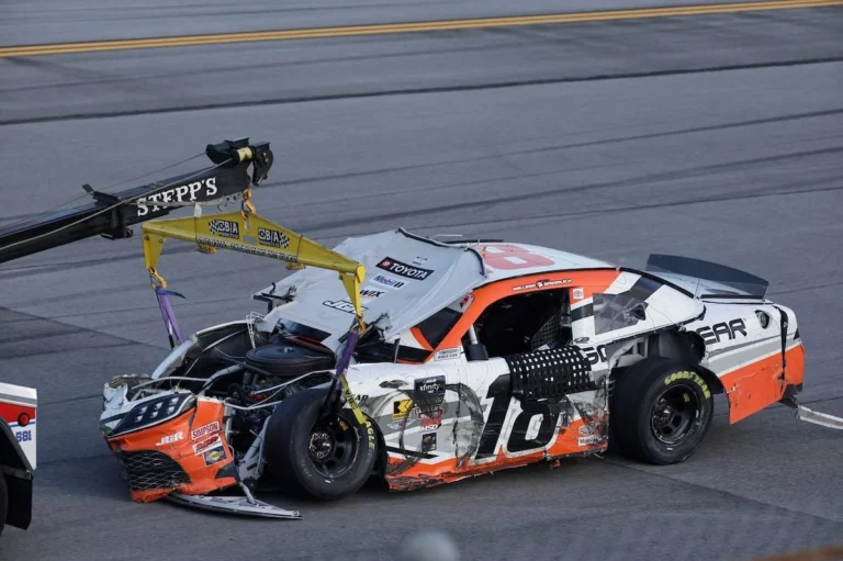 Серьезная авария на гонке NASCAR в Талладеге: гонщик доставлен в больницу