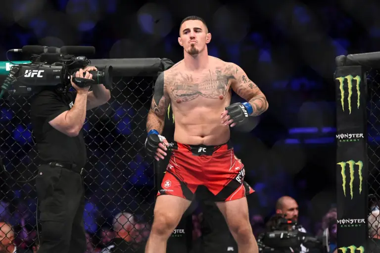 Том Аспиналл представил свою именную экипировку перед защитой титула UFC