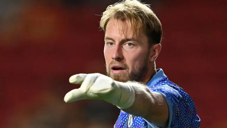 Sheffield Wednesday арендовал вратаря Bristol City из-за дисквалификации основного голкипера
