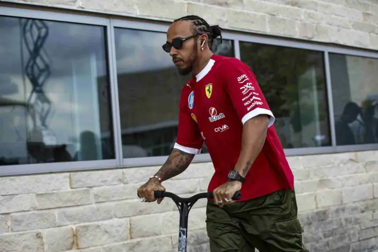 Клэрксон раскритиковал заявление Хэмилтона о “тестовых гонках” Ferrari