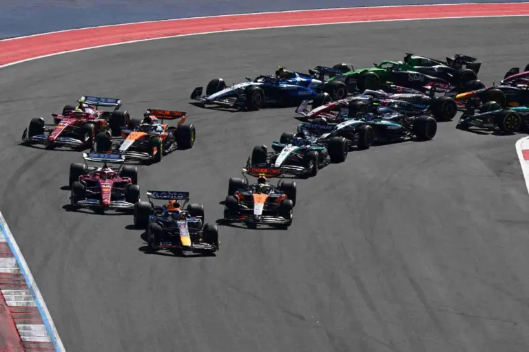 Red Bull McLaren межелеу лентасына байланысты Остинде €50 000 айыппұл алды