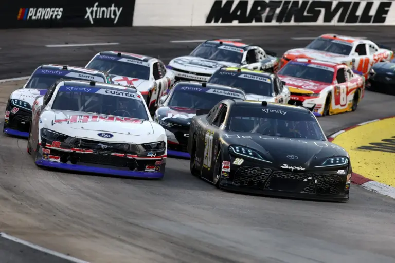 Напряженная борьба ожидается в решающей гонке NASCAR Xfinity в Мартинсвилле