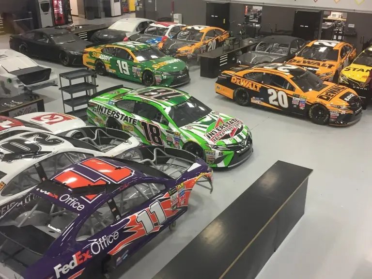 Joe Gibbs Racing столкнулась с проблемой клапанных пружин в NASCAR