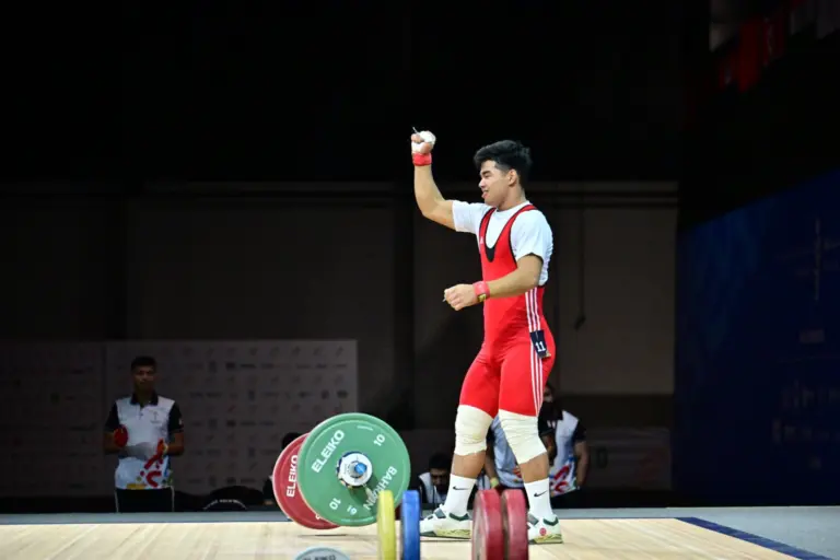 Нуржан Жумабай стал чемпионом ЮАИ и установил юношеские рекорды Азии