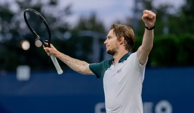 Бублик одолел четвертую ракетку мира и вышел в четвертьфинал «Мастерса» в Париже