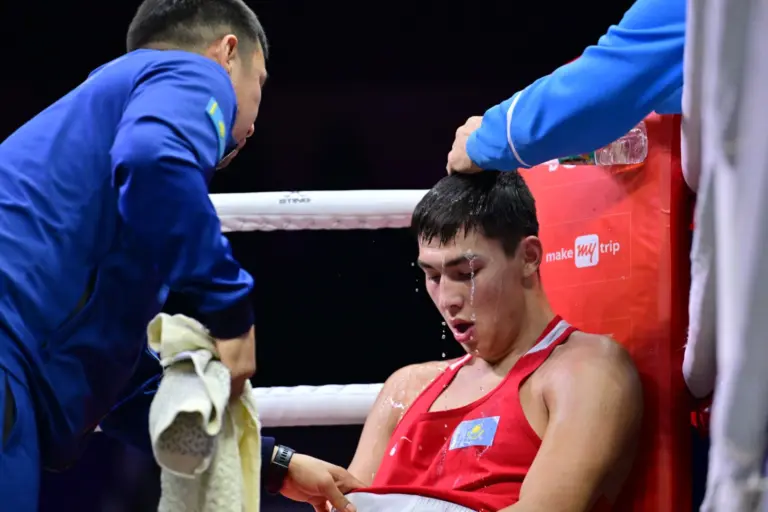 Казахстанский боксер взял серебро на финальном этапе Кубка мира в Дели