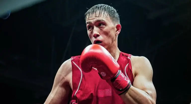 Казахстанский боксер завоевал золото на финальном этапе Кубка мира в Индии