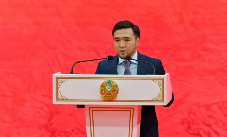 Елдос Сметов получил сертификат на 10 миллионов тенге