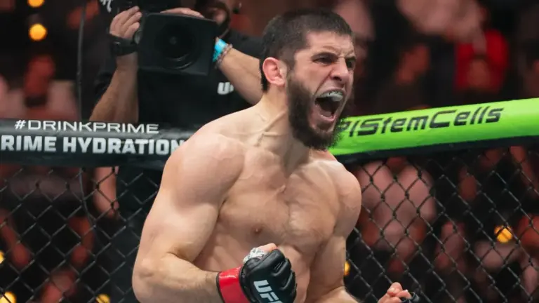 Махачев стал двойным чемпионом UFC после победы над Маддаленой