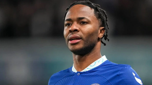 Преступники в масках пытались проникнуть в дом Стерлинга, пока он был с семьей