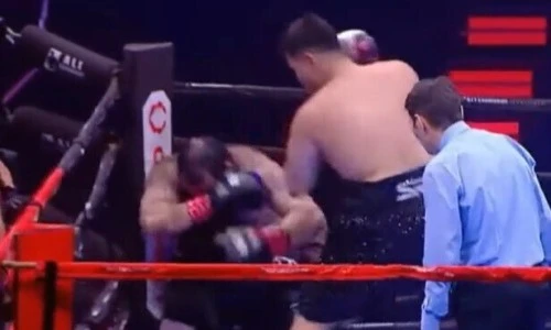 Супертяжеловес из Казахстана одержал дебютную победу нокаутом в первом раунде