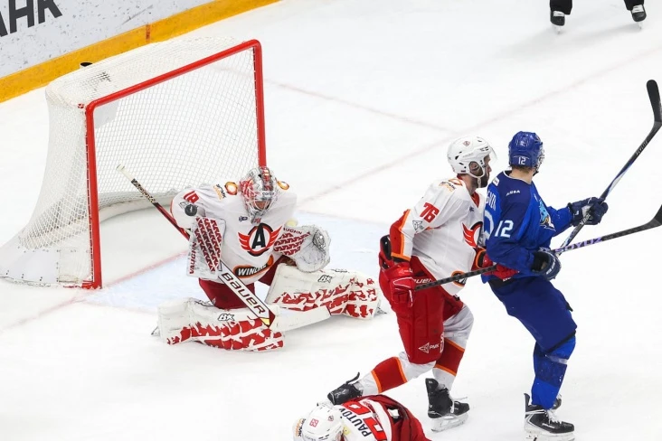 «Барыс» проиграл «Автомобилисту» с разницей в три шайбы