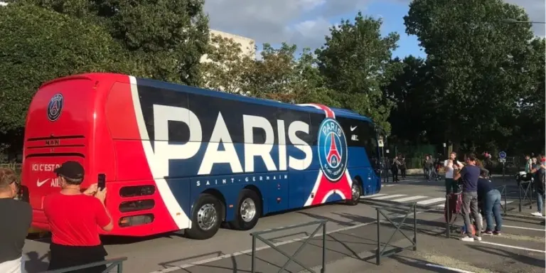 Испанияда ЧЛ матчынан кейін бәзбіреулер ПСЖ автобусына тас лақтырды