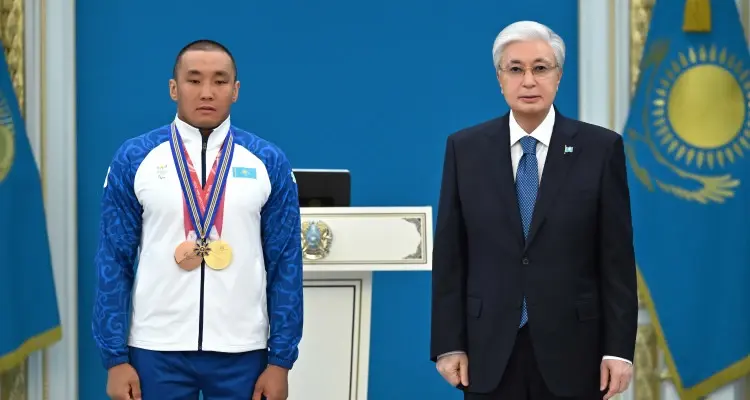 Токаев наградил паралимпийского чемпиона Ербола Хамитова и его тренеров